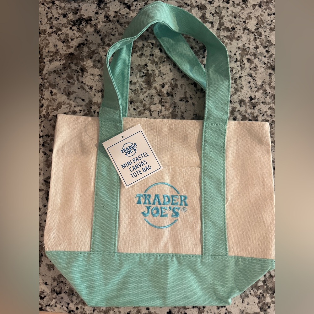 Trader Joe’s Limited Edition Tote in Green